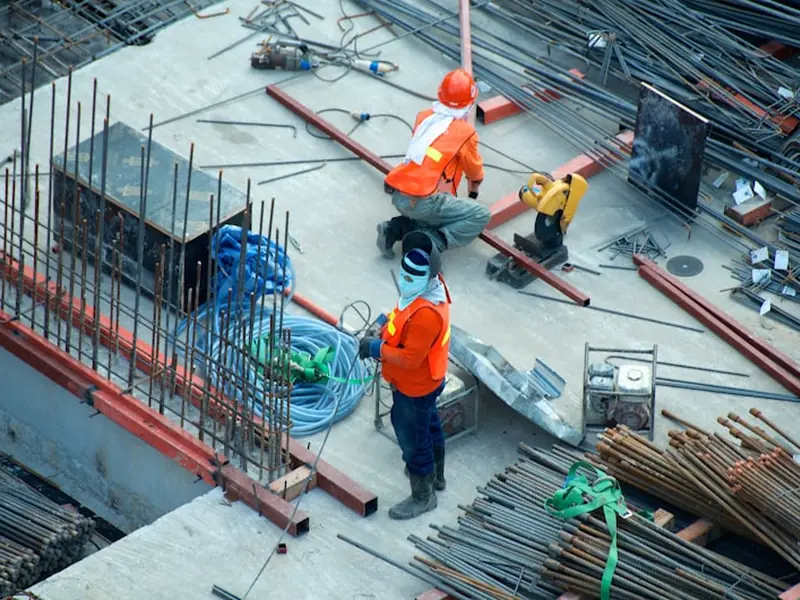 Equipo de profesionales de Reformas Uzkiano trabajando en una obra en Portugalete
